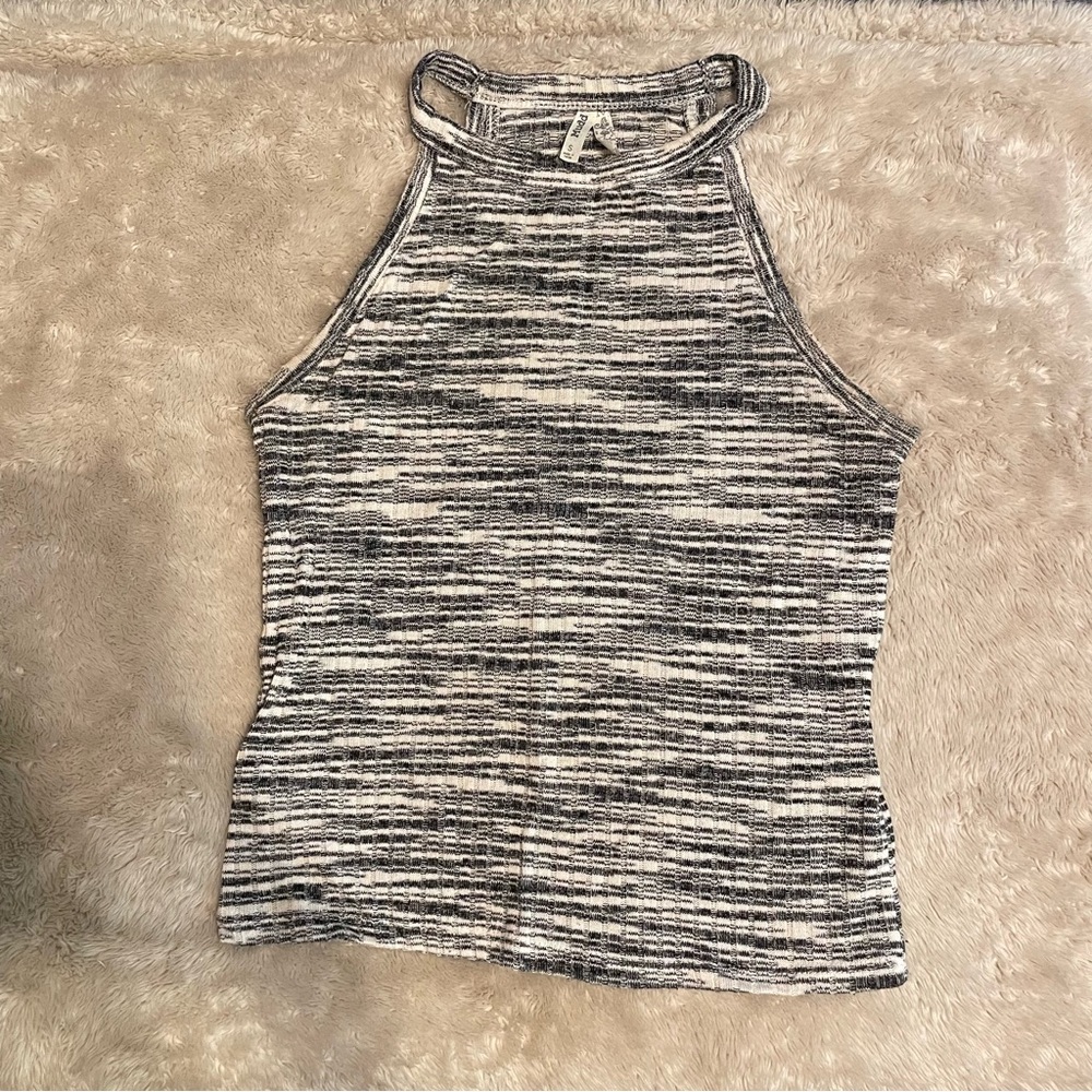 Mudd sleeveless razor back black and white fitted top